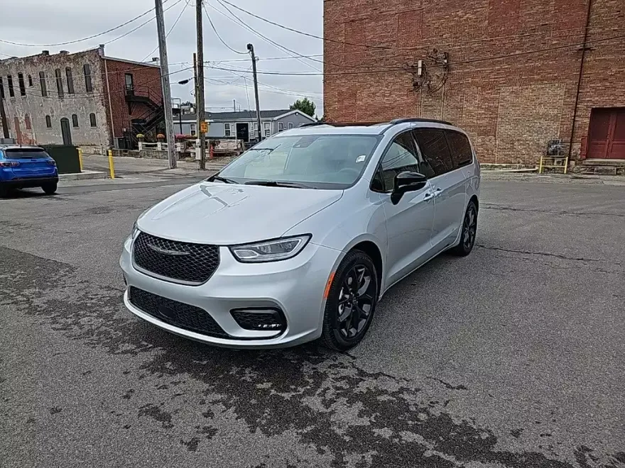 2026 Chrysler Pacifica Limited photo 1