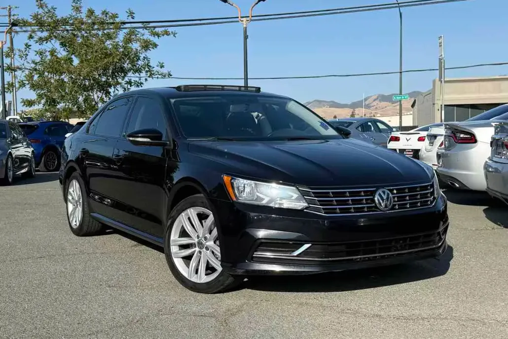 2019 Volkswagen Passat 2.0T Wolfsburg Edition photo 1