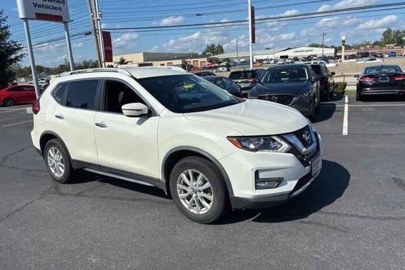 2017 Nissan Rogue AWD SV photo 1