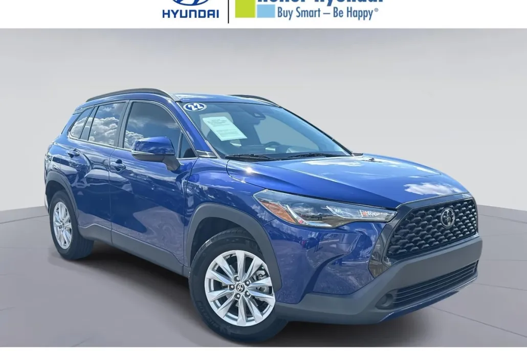 2022 Toyota Corolla Cross LE photo 1