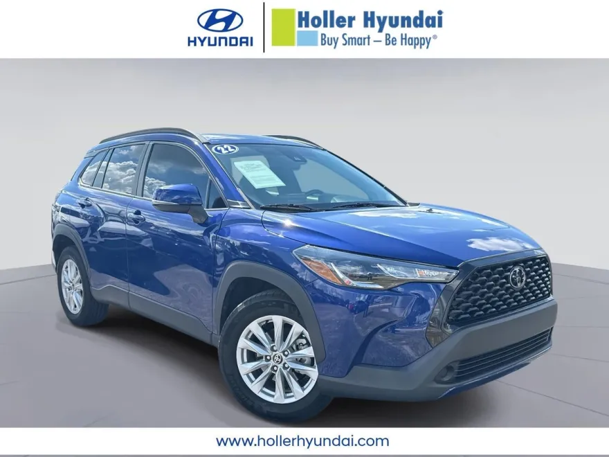 2022 Toyota Corolla Cross LE photo 1