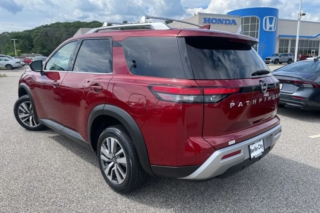 2023 Nissan Pathfinder SL photo 1