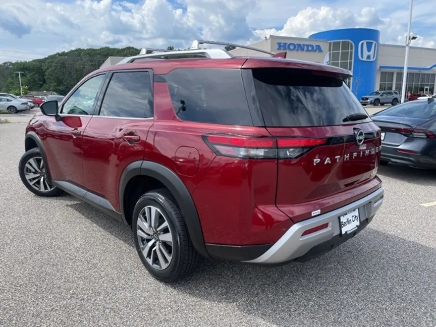 2023 Nissan Pathfinder SL photo 1