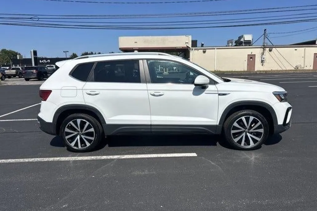 2022 Volkswagen Taos SE photo 1