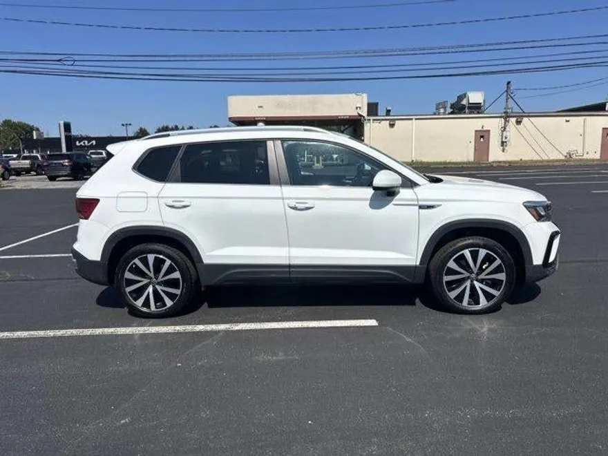 2022 Volkswagen Taos SE photo 1