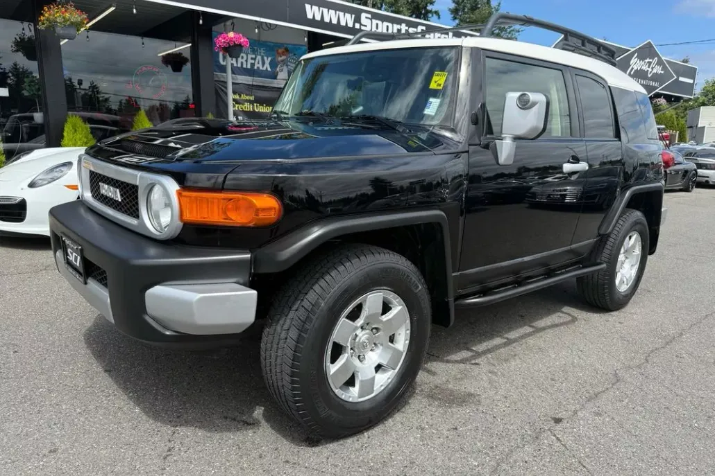 2014 Toyota FJ Cruiser Base photo 1