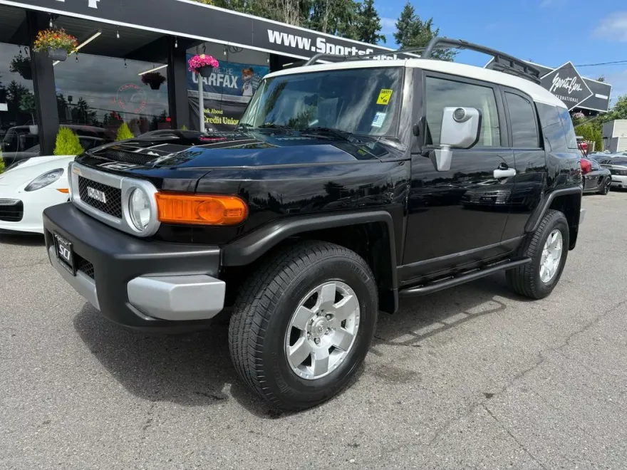 2014 Toyota FJ Cruiser Base photo 1