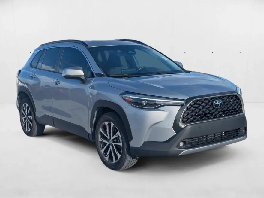 2023 Toyota Corolla Cross XLE photo 1