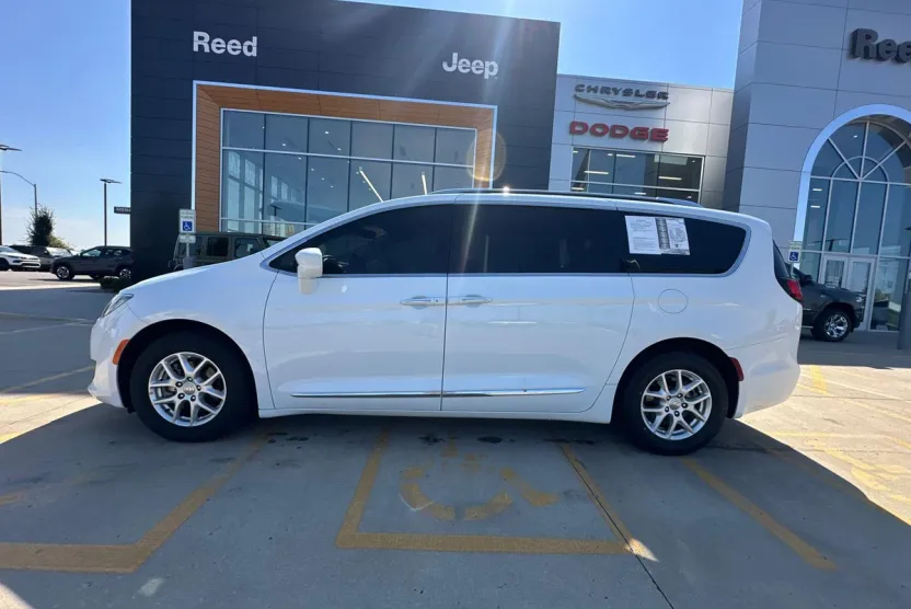 2020 Chrysler Pacifica Touring L photo 1