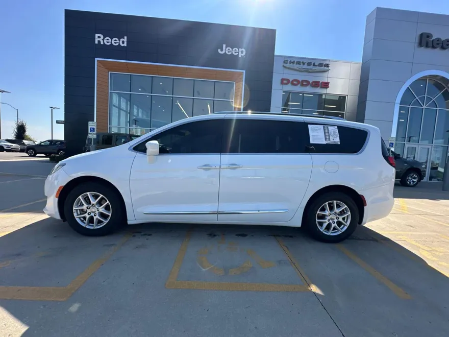 2020 Chrysler Pacifica Touring L photo 1