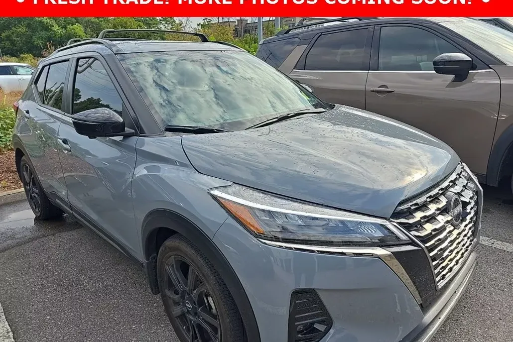 2022 Nissan Kicks SR photo 1