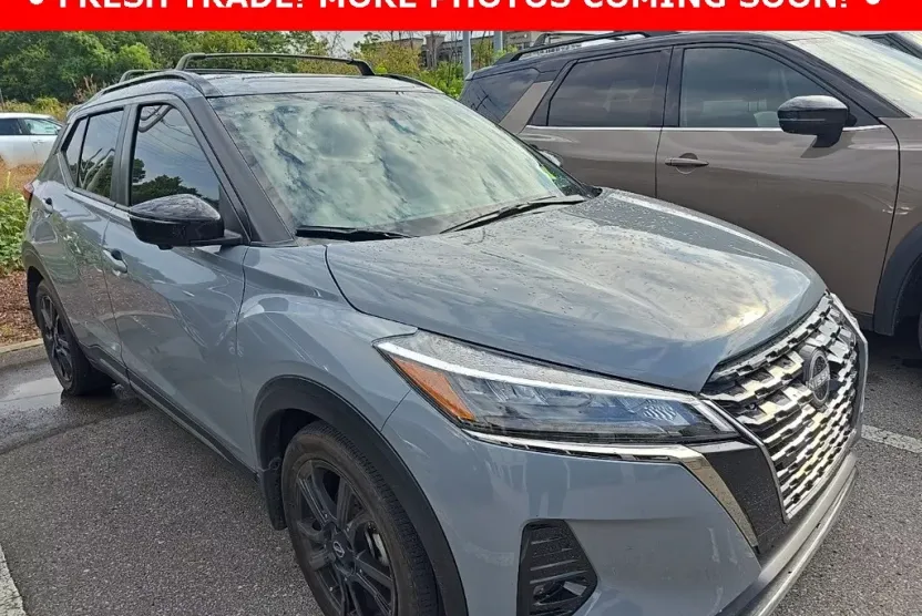2022 Nissan Kicks SR photo 1