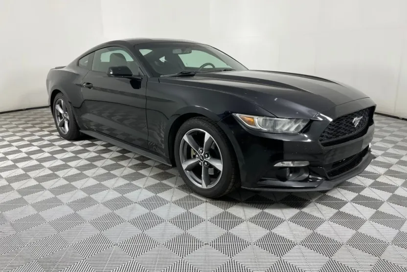 2016 Ford Mustang V6 photo 1