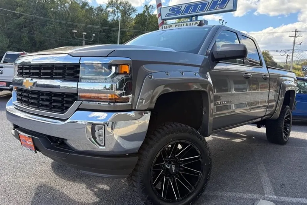 2017 Chevrolet Silverado 1500 LT photo 1