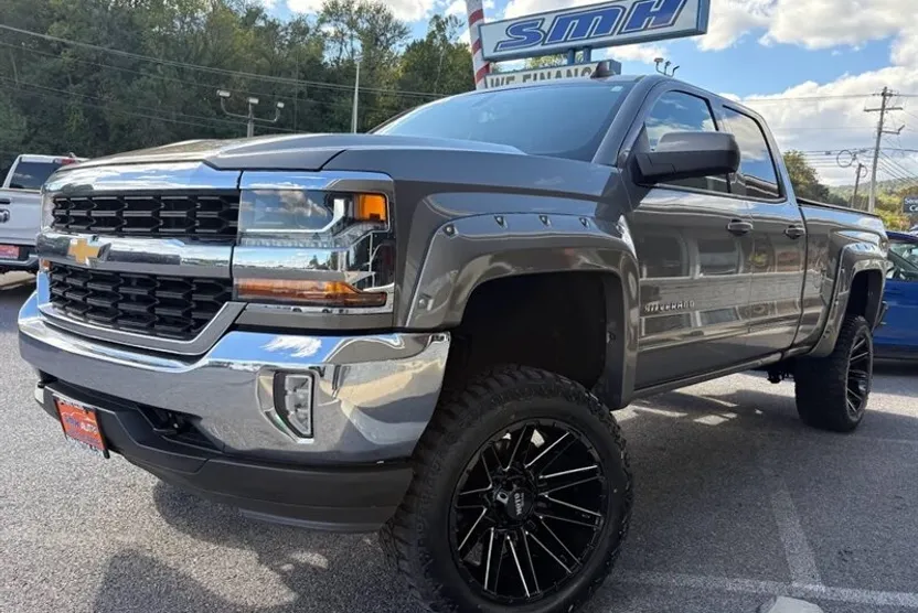 2017 Chevrolet Silverado 1500 LT photo 1
