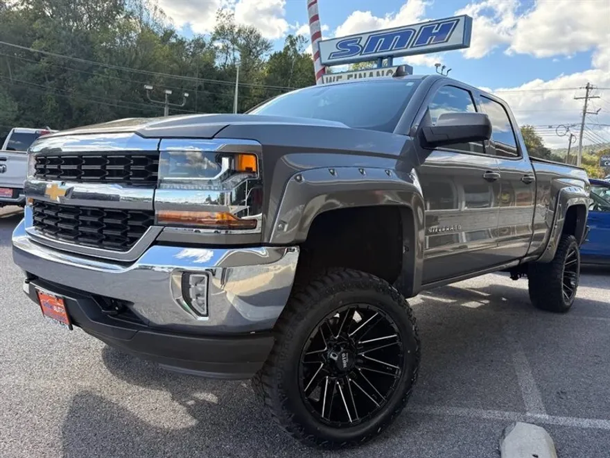 2017 Chevrolet Silverado 1500 LT photo 1