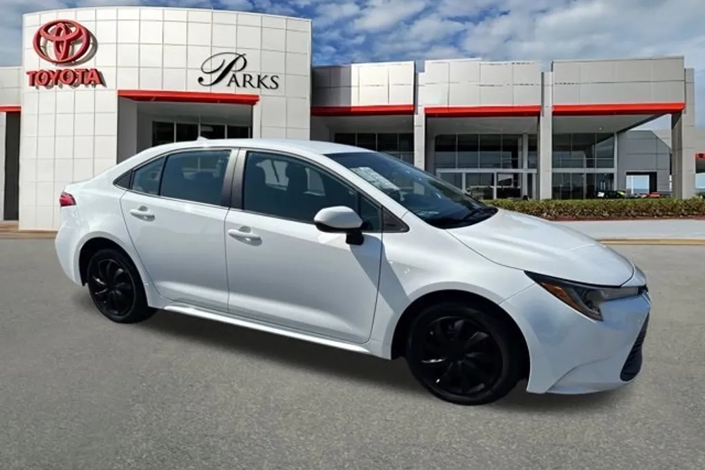 2024 Toyota Corolla LE photo 1