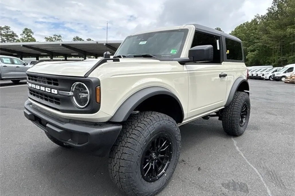 2025 Ford Bronco Base photo 1