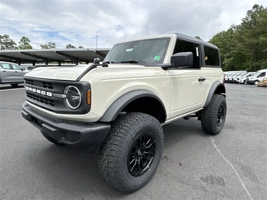 2025 Ford Bronco Base photo 1