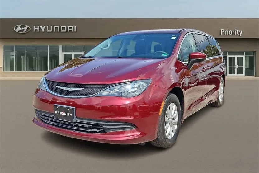 2017 Chrysler Pacifica Touring photo 1