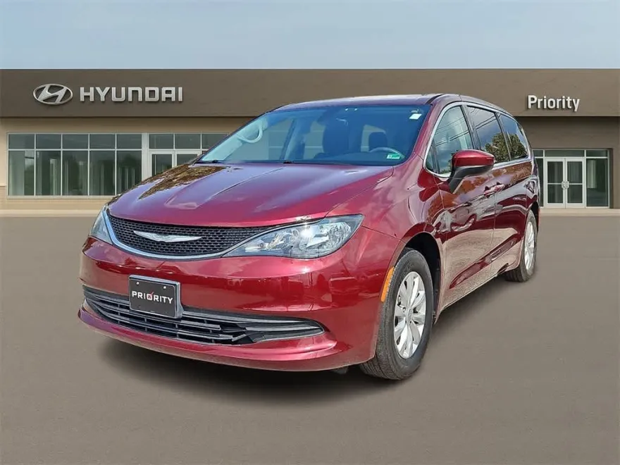 2017 Chrysler Pacifica Touring photo 1