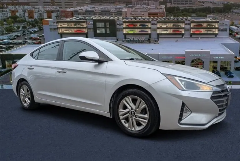 2020 Hyundai Elantra SEL photo 1