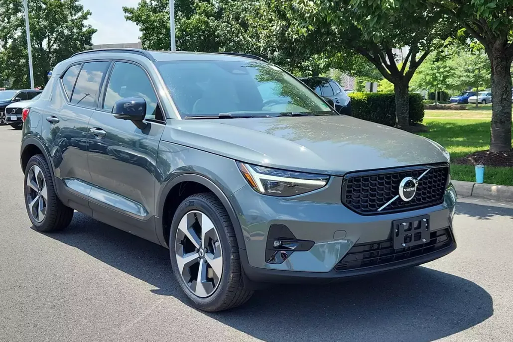 2026 Volvo XC40 Plus photo 1