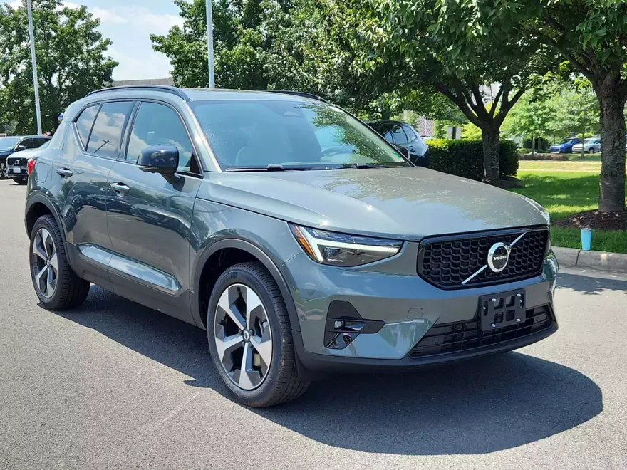 2026 Volvo XC40 Plus photo 1