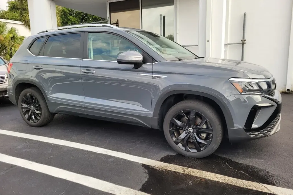 2023 Volkswagen Taos SE photo 1