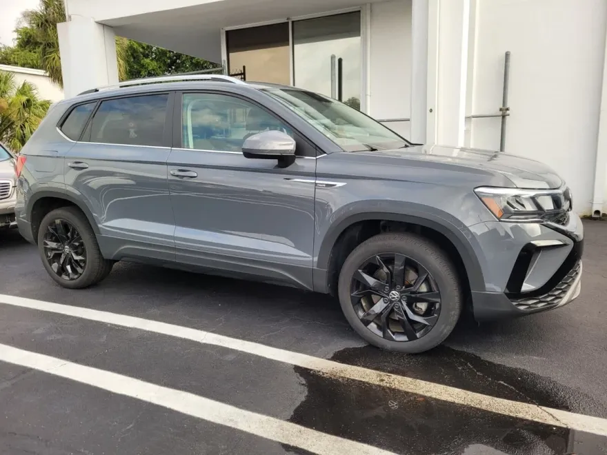 2023 Volkswagen Taos SE photo 1