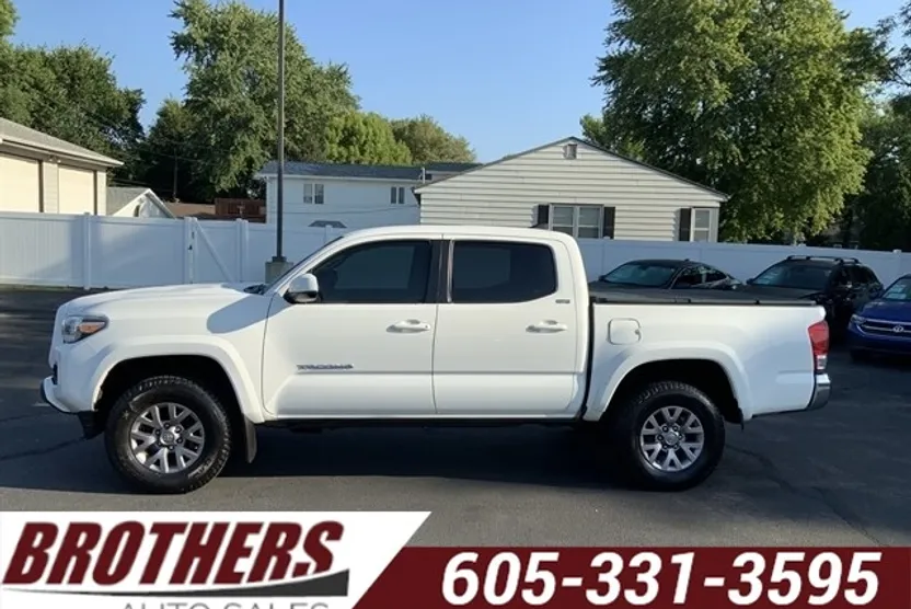 2017 Toyota Tacoma SR5 photo 1