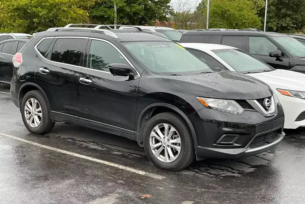 2016 Nissan Rogue SV photo 1