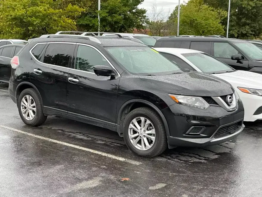 2016 Nissan Rogue SV photo 1