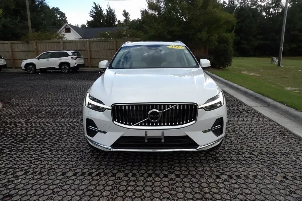 2023 Volvo XC60 B5 Plus photo 1