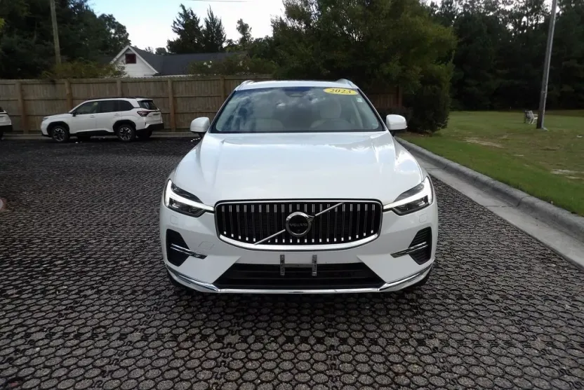 2023 Volvo XC60 B5 Plus photo 1