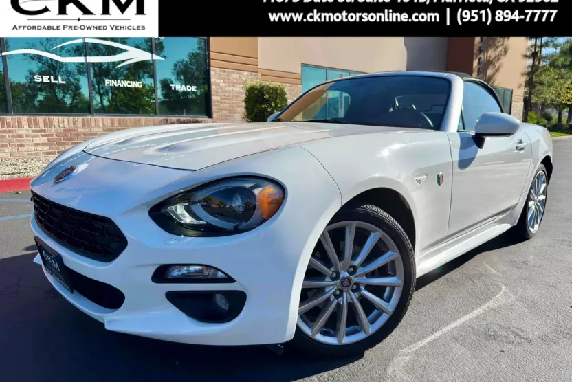 2017 Fiat 124 Spider Lusso photo 1