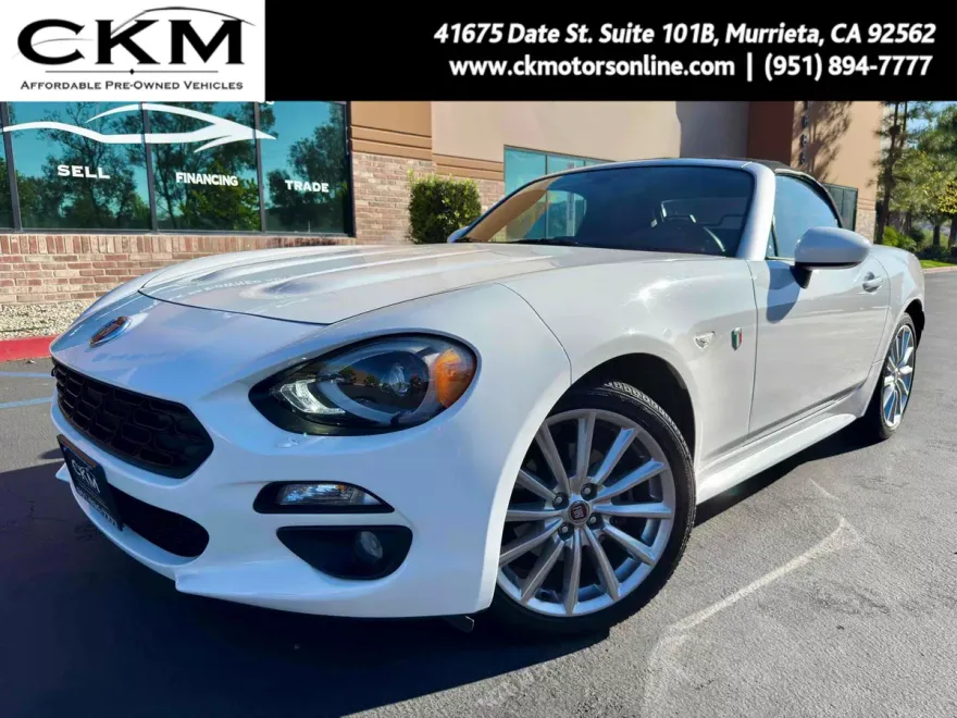 2017 Fiat 124 Spider Lusso photo 1