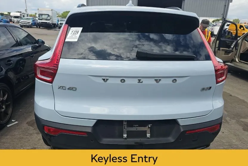 2025 Volvo XC40 Plus photo 1