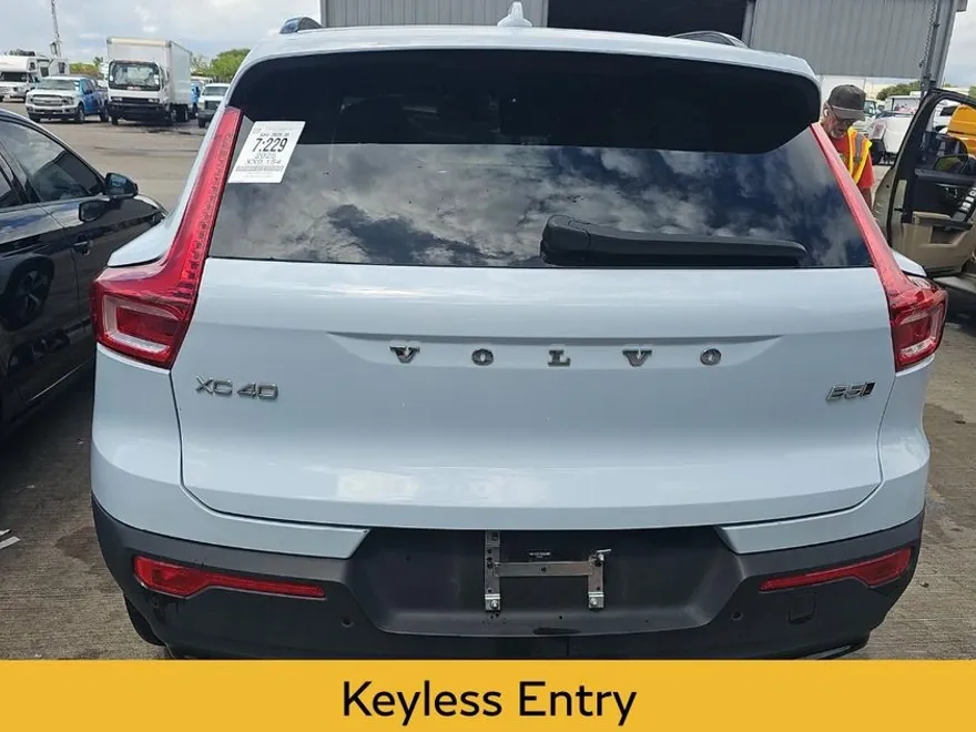 2025 Volvo XC40 Plus photo 1
