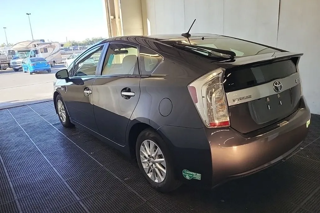 2015 Toyota Prius Plug-in Base photo 1