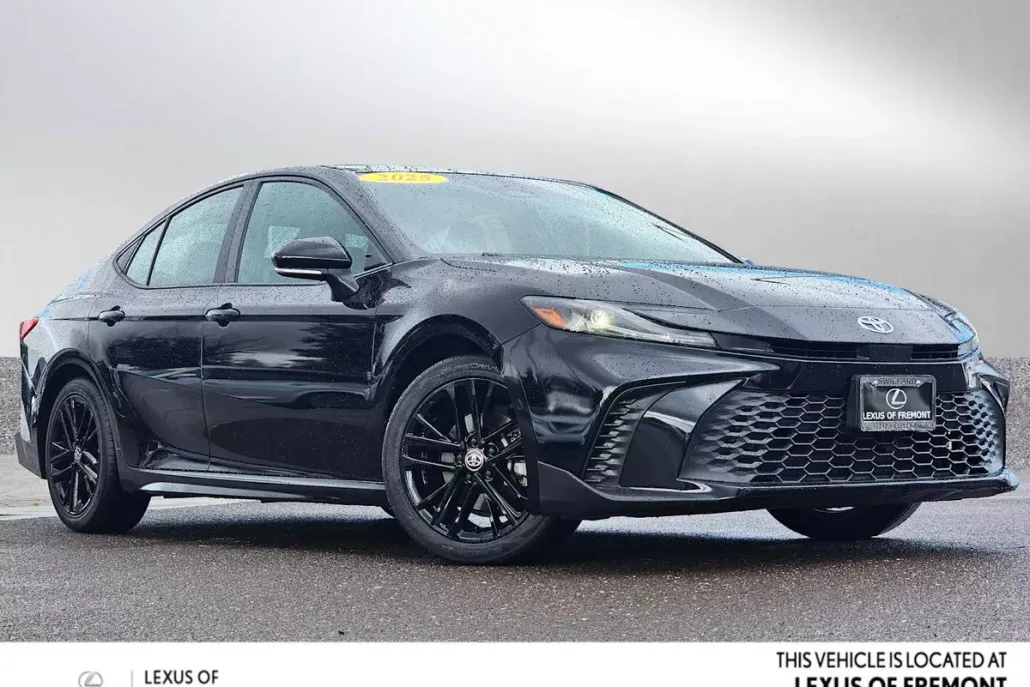 2025 Toyota Camry SE photo 1