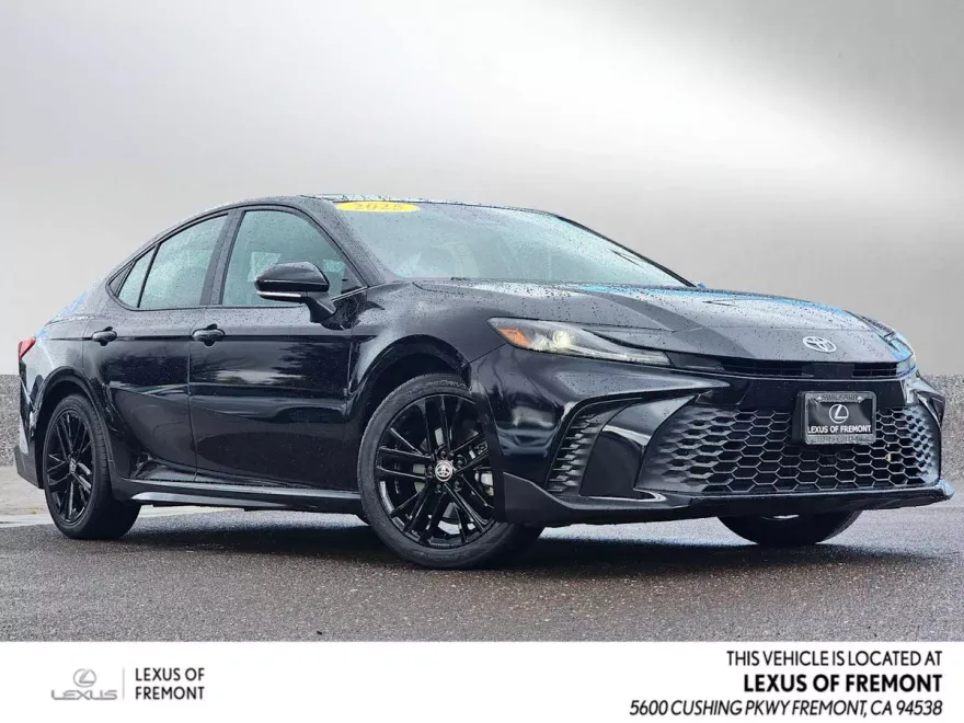 2025 Toyota Camry SE photo 1