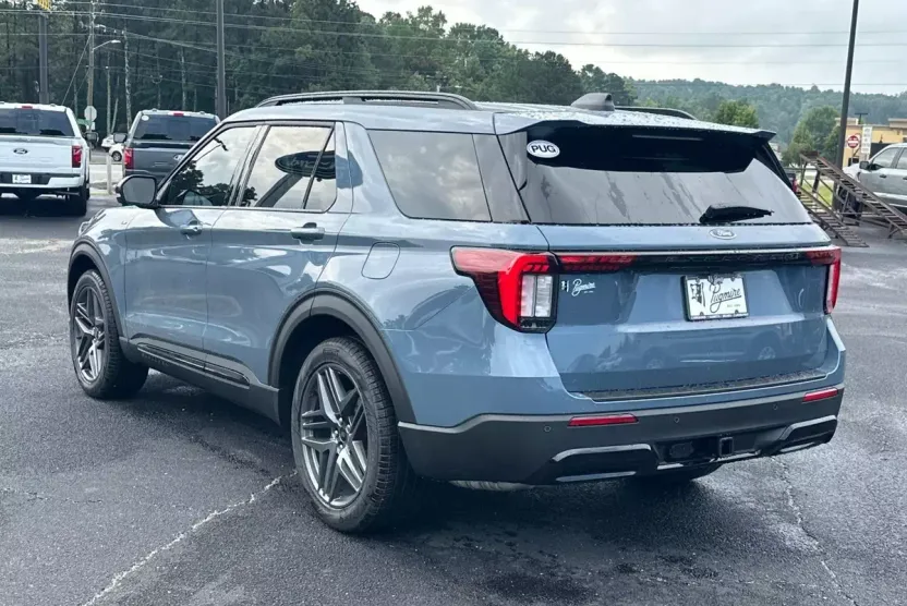 2025 Ford Explorer ST-Line photo 1