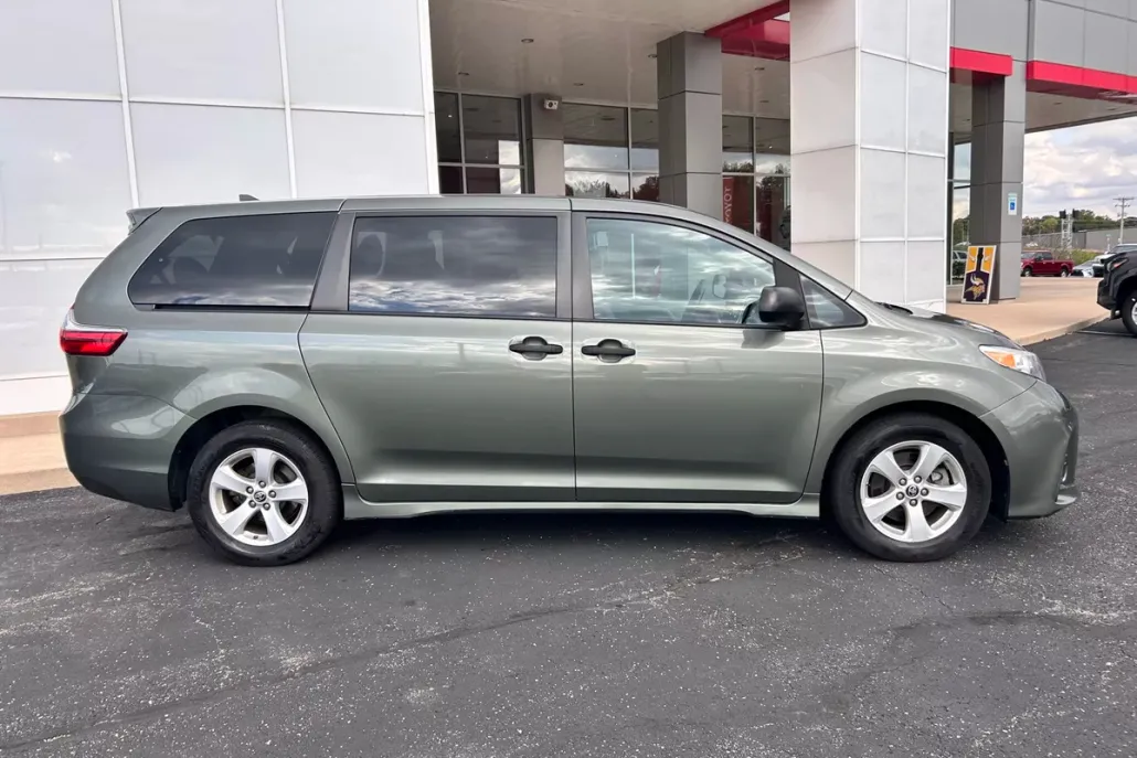 2020 Toyota Sienna L photo 1
