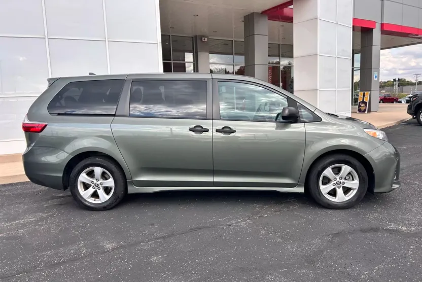 2020 Toyota Sienna L photo 1
