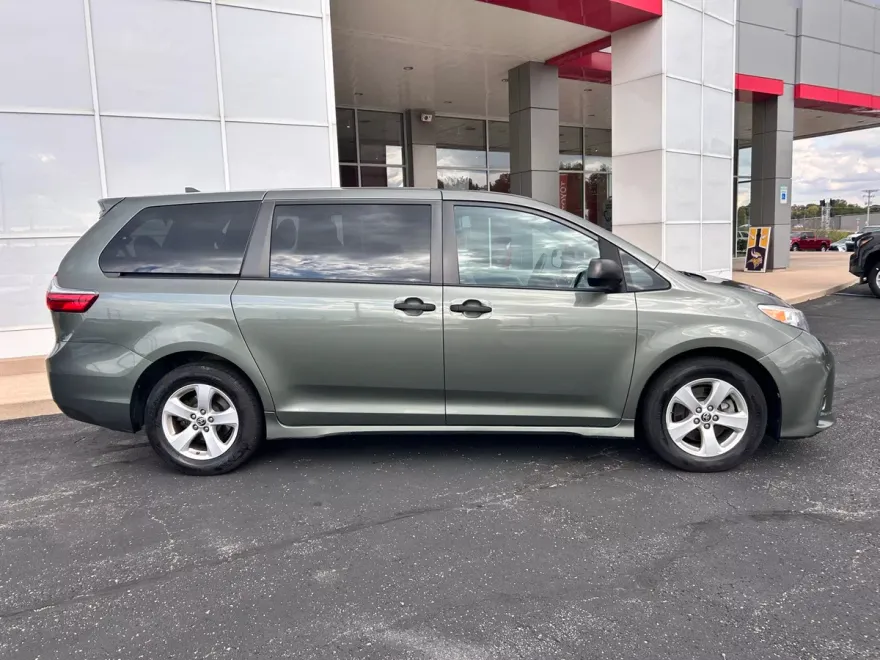 2020 Toyota Sienna L photo 1