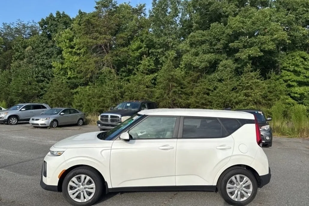 2022 Kia Soul LX photo 1