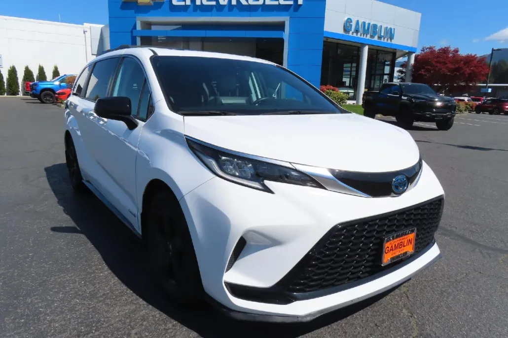 2021 Toyota Sienna LE photo 1