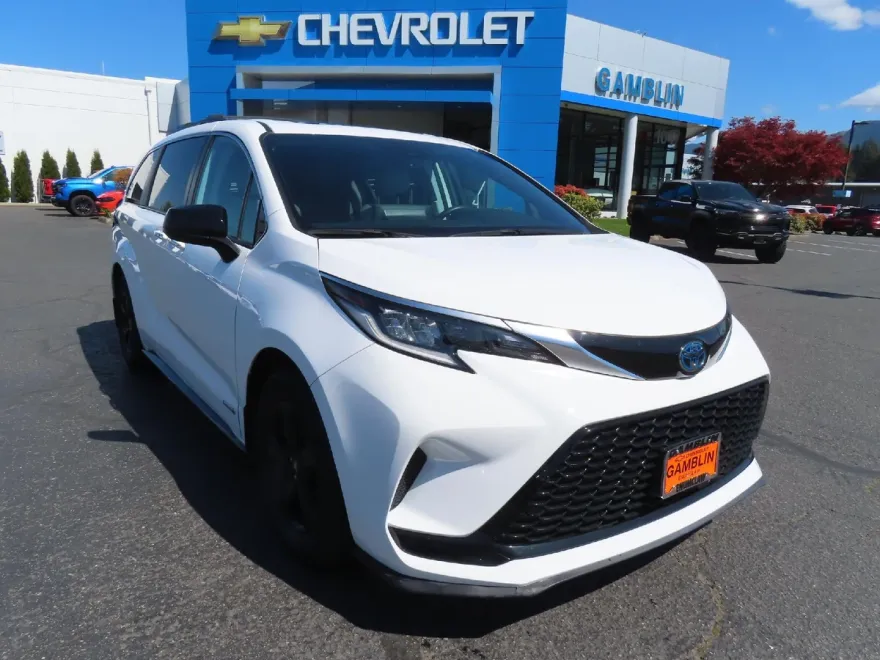 2021 Toyota Sienna LE photo 1