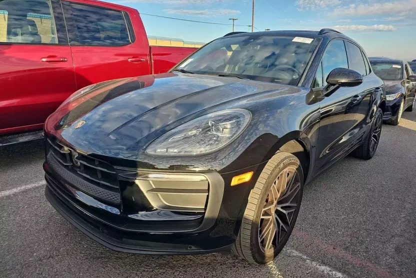 2023 Porsche Macan T photo 1